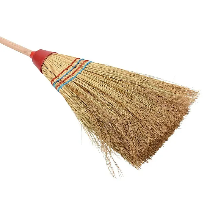Faura Escoba de jardín de mijo - Material cerdas: Fibra natural - Primer plano de una escoba de paja con mango de madera y bandas de colores sobre un fondo negro. El utensilio de limpieza se muestra detalladamente.