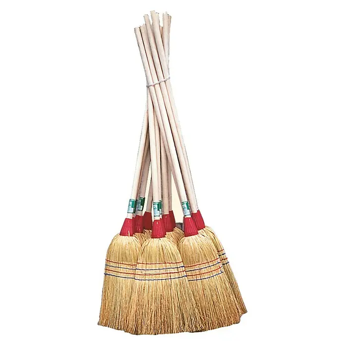 Faura Escoba de jardín de mijo - Material cerdas: Fibra natural - Un haz de escobas de maíz con mangos de madera, atadas para su venta o almacenamiento. Las escobas parecen tradicionales y robustas.