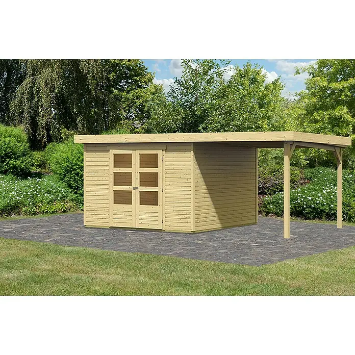 Karibu Gartenhaus Askola - Außenmaß inkl. Dachüberstand (B x T): 558 x 331 cm, Holz, Natur, Mit Anbaudach - Ein helles Holzgartenhaus mit Doppeltür und kleinem Carport-Anbau auf einem gepflasterten Bereich in einem grünen Garten.