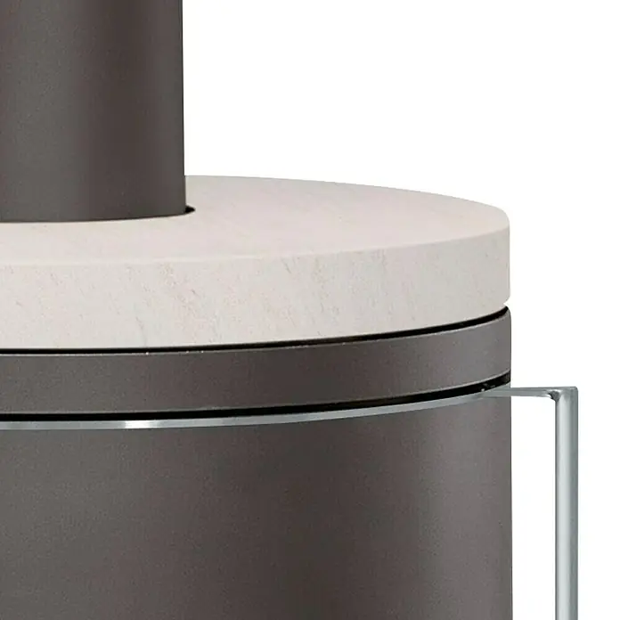Justus Kaminofen Faro 2.0 - 6 kW, Raumheizvermögen: 115 m³, Verkleidung: Stahl/Kalkstein Cream, Schwarz - Nahaufnahme eines stilvollen Kamins mit einer runden Steinplatte und einem schlanken Design, das moderne Eleganz ausstrahlt.
