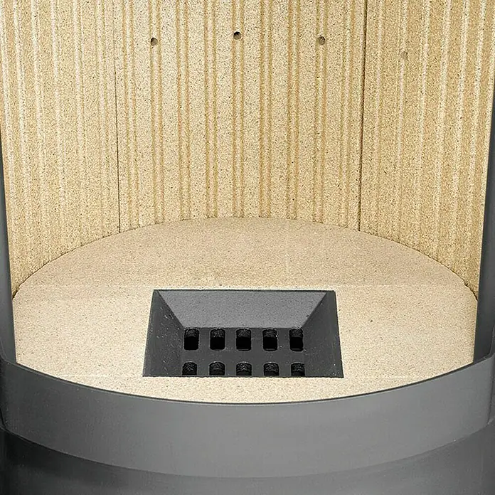 Justus Kaminofen Faro 2.0 - 6 kW, Raumheizvermögen: 115 m³, Verkleidung: Stahl/Sandstein, Schwarz - Nahaufnahme des Innenraums eines Kaminofens mit Rost und Auskleidung.