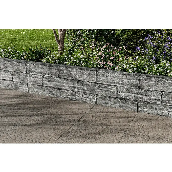 Christoph Mauerstein Rustikalblock - 50 x 12,5 x 14 cm, Anthrazit/Weiß, Beton - Stützmauer aus grauen Steinblöcken mit Blumen bepflanzt, die sich perfekt in jeden Garten einfügt.  Die Mauer erzeugt eine idyllische Atmosphäre.