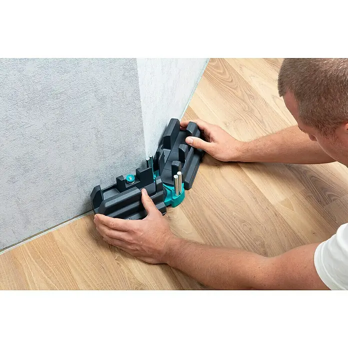 Wolfcraft Gehrungsschneidlade - L x B x H: 353 x 105 x 70 mm - Der Mann verwendet eine Wolfcraft Gehrungslade, um eine saubere Ecke zu schneiden. Das Werkzeug ist präzise und benutzerfreundlich, ideal für Heimwerker.