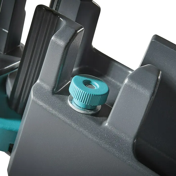 Wolfcraft Gehrungsschneidlade - L x B x H: 353 x 105 x 70 mm - Detailaufnahme eines Werkzeugs, das einen türkisfarbenen Knopf und eine graue Kunststoffkonstruktion zeigt.