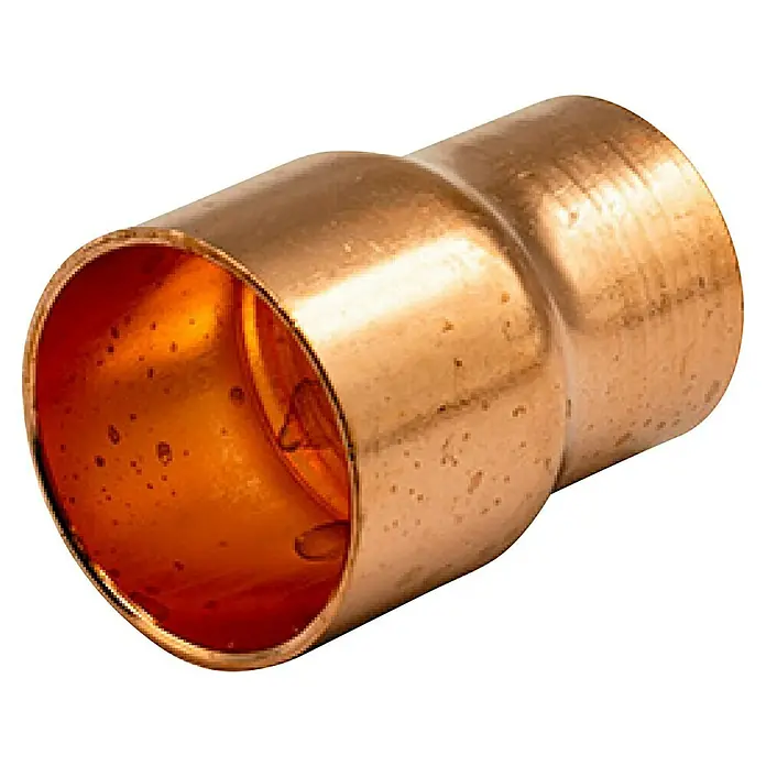 Manguito reductor de cobre - Diámetro: 15 mm - 12 mm, Tipo de conexión: Hembra - Hembra, 2 ud. - Primer plano de un reductor de cobre, utilizado en fontanería para conectar dos tuberías de diferentes tamaños.