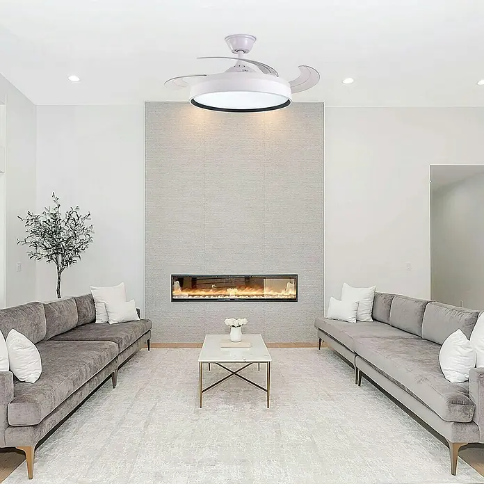 Led Hispania Ventilador de techo Ostro - Blanco, 106 cm, 35 W, Blanco cálido - Una sala de estar moderna con un elegante ventilador de techo blanco con iluminación integrada como punto focal central.