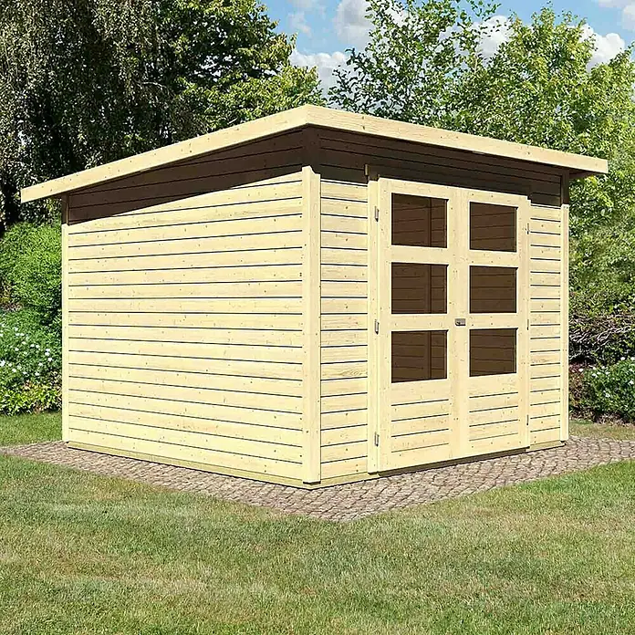 Karibu Gartenhaus Stockach 4 - Außenmaß inkl. Dachüberstand (B x T): 282 x 282 cm, Holz, Natur - Eine moderne, hölzerne Gartensauna mit Doppeltüren und einem flachen Dach, die auf einem gepflasterten Bereich in einem grünen Garten steht.