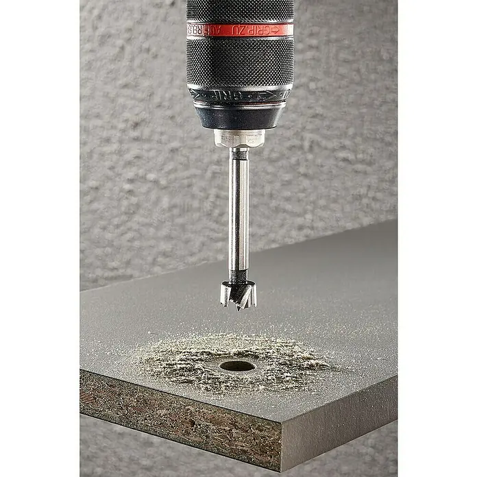 Wolfcraft Forstnerbohrer - Durchmesser Bohrer: 15 mm - Forstnerbohrer im Einsatz: Ein Forstnerbohrer bohrt präzise Löcher in ein Werkstück, ideal für Holzarbeiten und Möbelbau.