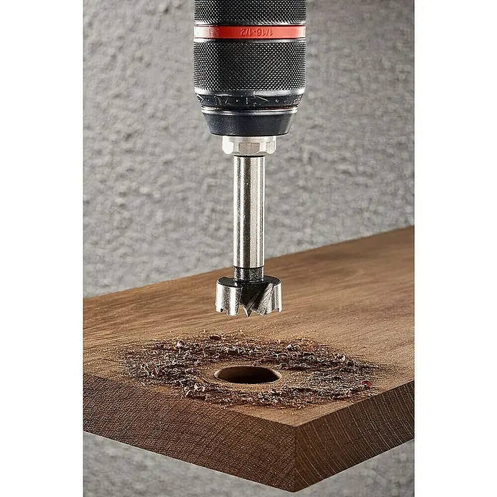 Wolfcraft Forstnerbohrer - Durchmesser Bohrer: 20 mm - Forstnerbohrer beim Bohren eines Lochs in ein Holzbrett. Präzises Werkzeug für saubere und glatte Bohrungen.