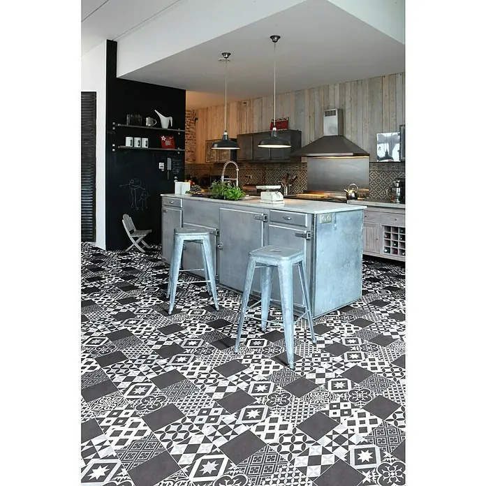 Beauflor PVC-Boden Meterware Plaza - 200 cm, Amadora, Schwarz/Blau - Küche mit Zementfliesenboden in Schwarzweiß und einer Kücheninsel mit zwei Barhockern im Vintage-Stil.