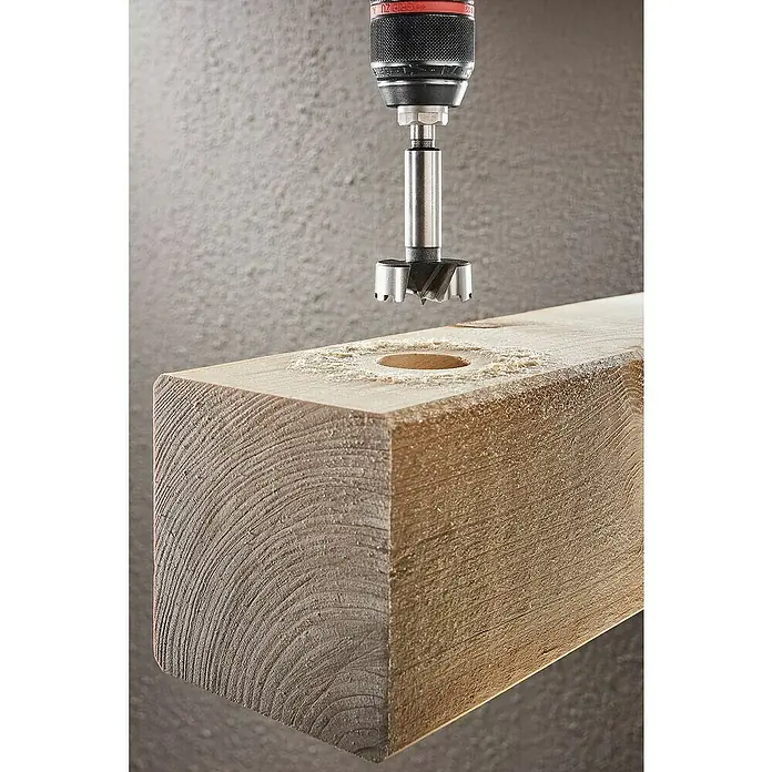 Wolfcraft Forstnerbohrer - Durchmesser Bohrer: 15 mm - Holzbohrer mit Forstnerbohrer im Einsatz, der ein präzises Loch in ein Holzstück bohrt. Ideal für Möbelbau und Tischlerarbeiten.