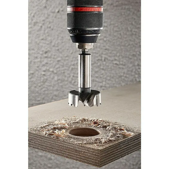 Wolfcraft Forstnerbohrer - Durchmesser Bohrer: 40 mm - Forstnerbohrer im Einsatz, der ein sauberes Loch in ein Holzbrett bohrt, ideal für präzise Holzarbeiten.
