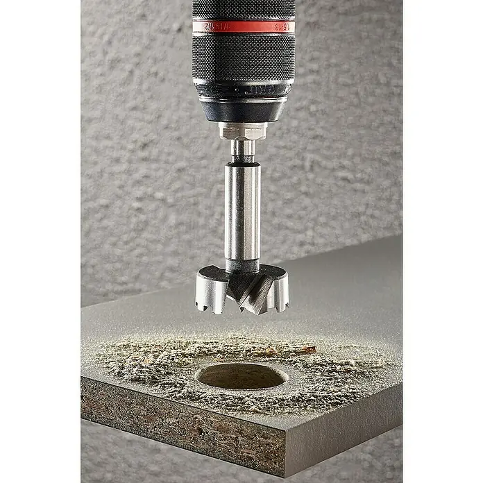 Wolfcraft Forstnerbohrer - Durchmesser Bohrer: 40 mm - Forstnerbohrer: Der Forstnerbohrer ist an einer Bohrmaschine befestigt und hat ein Loch in ein Holzbrett gebohrt.