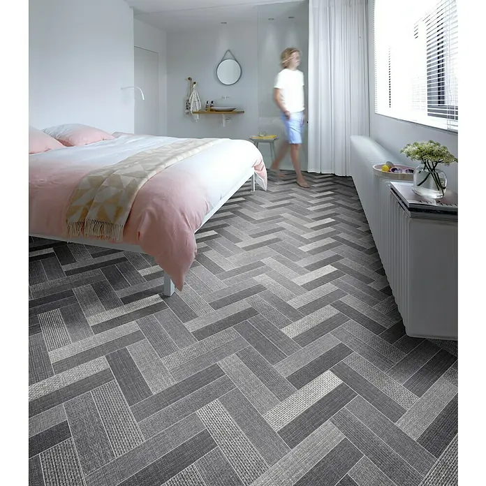 Beauflor PVC-Boden Meterware Hightex - 300 cm, Trentino, Grau - Ein Schlafzimmer mit auffallendem Fischgrätmuster-Bodenbelag in Grau, der dem Raum Struktur und einen modernen Touch verleiht.