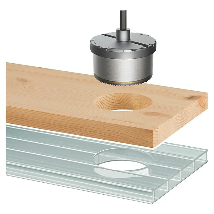 Wolfcraft Mehrkranzlochsäge - 5 -tlg., Arbeitsdurchmesser: 28 mm - 75 mm, Schnitttiefe: 40 mm - Eine Lochsäge bohrt ein Loch in ein Holzbrett, während darunter eine transparente Kunststoffplatte liegt.