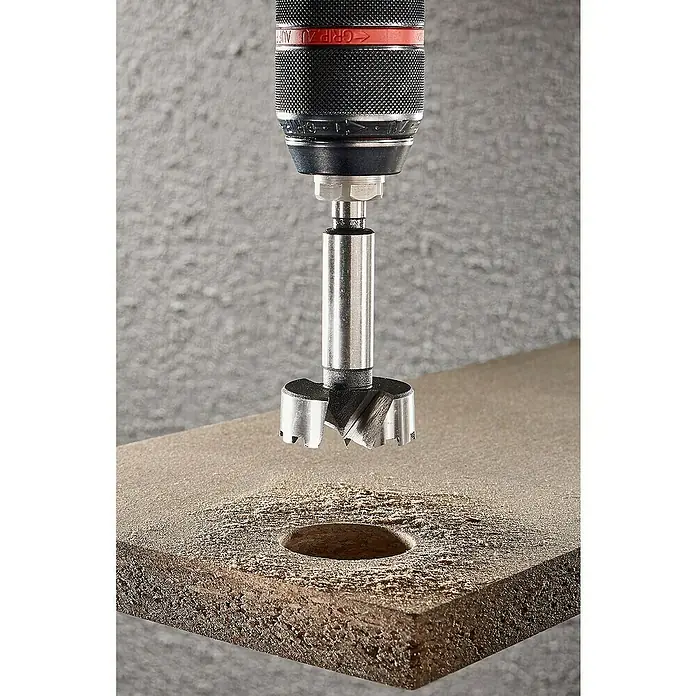 Wolfcraft Forstnerbohrer - Durchmesser Bohrer: 40 mm - Forstnerbohrer in Aktion, der ein sauberes Loch in ein Holzbrett bohrt. Präzises Werkzeug für Holzbearbeitungsprojekte.