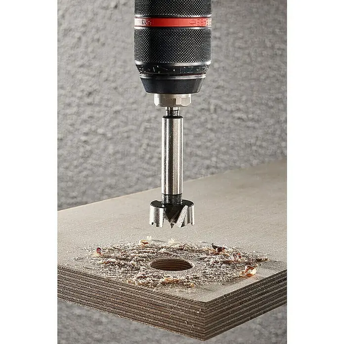 Wolfcraft Forstnerbohrer - Durchmesser Bohrer: 26 mm - Ein Forstnerbohrer bohrt ein Loch in ein Holzbrett, um präzise und saubere Löcher für verschiedene Holzbearbeitungsprojekte zu erstellen.