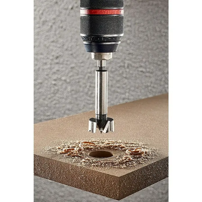 Wolfcraft Forstnerbohrer - Durchmesser Bohrer: 26 mm - Eine Bohrmaschine mit einem Forstnerbohrer bohrt ein Loch in ein Werkstück, um präzise und saubere Löcher für Holzarbeiten zu erzeugen.