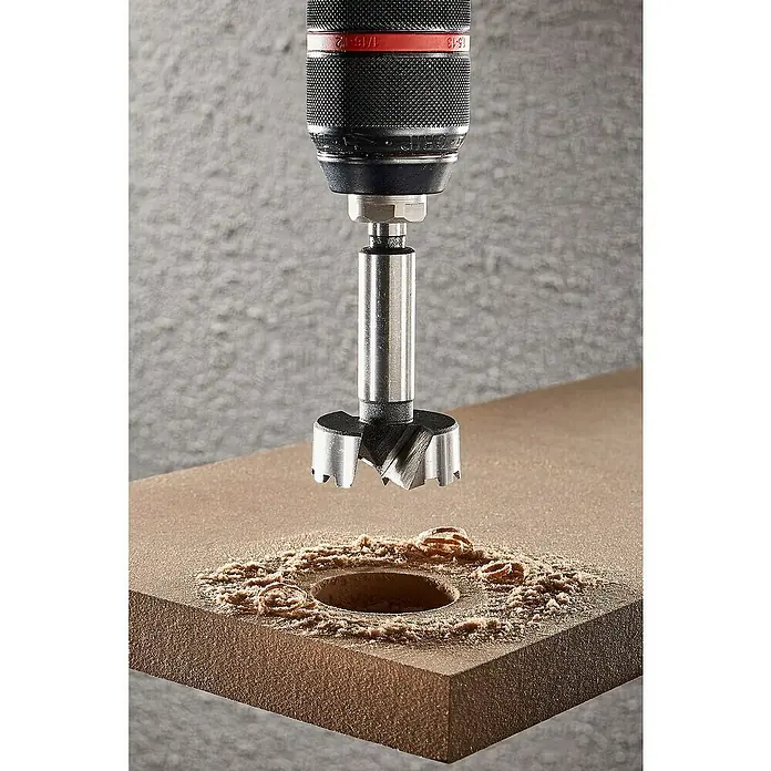 Wolfcraft Forstnerbohrer - Durchmesser Bohrer: 40 mm - Forstnerbohrer im Einsatz. Ein Forstnerbohrer bohrt präzise Löcher in Holz, ideal für Scharnierbohrungen und astreine Löcher.