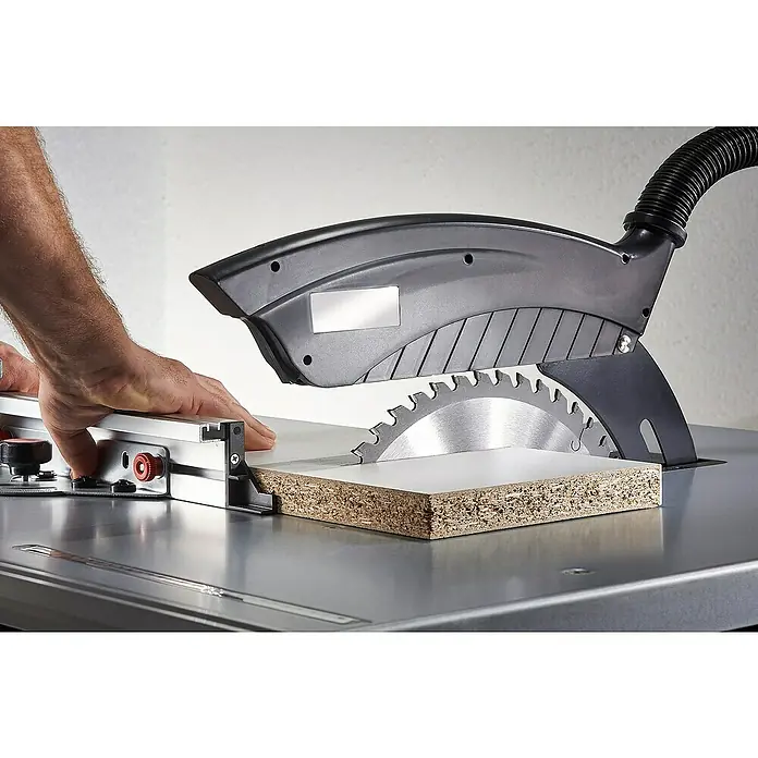 Wolfcraft Kreissägeblatt Serie orange - 300 mm, Bohrung: 30 mm, Anzahl Zähne: 48 Stk. - Eine Tischkreissäge schneidet präzise ein Werkstück. Die Säge ist robust und für professionelle Anwendungen konzipiert.