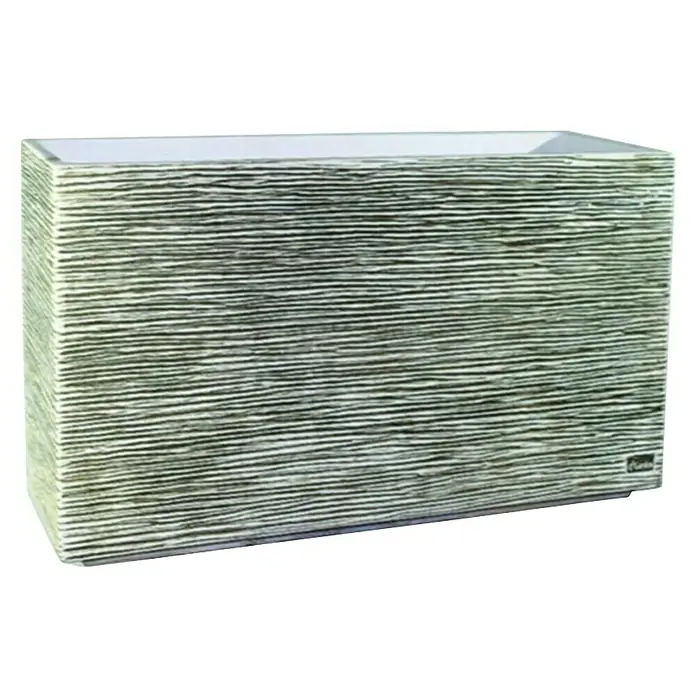Macetero para plantas Castellón - Dimensiones externas (L x An x Al): 58 x 25 x 37 cm, Material compuesto, Ceniza - Jardinera rectangular con líneas horizontales. La maceta de color claro tiene acentos horizontales más oscuros, ideal para jardín y patio.