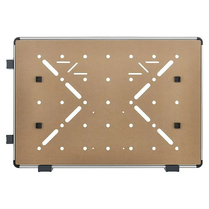 Wolfcraft Werkbank Master Work 1600 - L x B: 76,5 x 110 cm, Arbeitshöhe: 86,3 cm, Belastbarkeit: 120 kg - Nahaufnahme eines Laser-Honeycomb-Arbeitstisches mit Löchern zur Belüftung und Fixierung des Werkstücks, um präzise Schnitte zu ermöglichen.