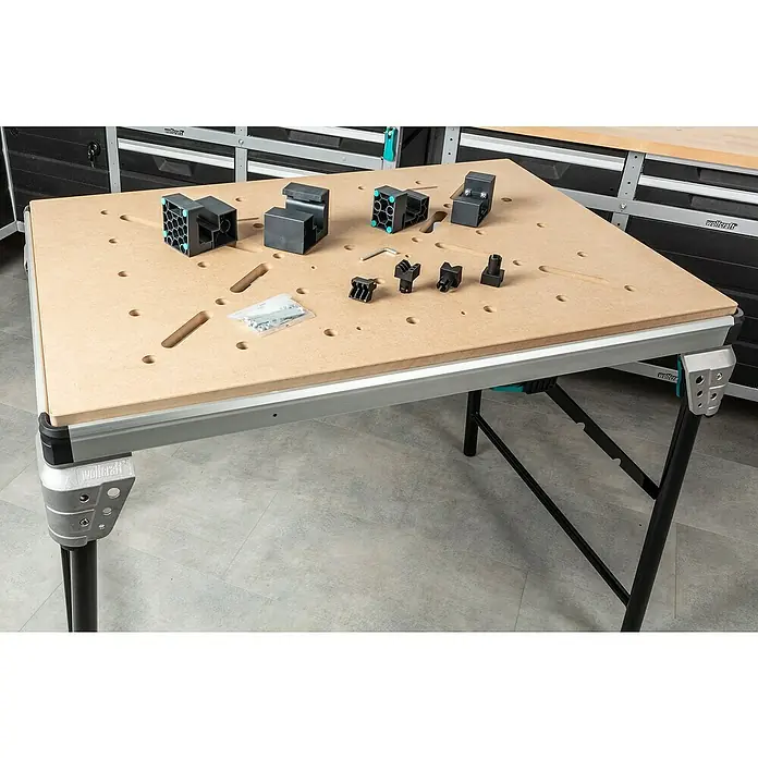Wolfcraft Werkbank Master Work 1600 - L x B: 76,5 x 110 cm, Arbeitshöhe: 86,3 cm, Belastbarkeit: 120 kg - Der Wolfcraft Master Work 1600 Werktisch mit Zubehör auf einer ebenen Fläche bietet eine großartige Arbeitsumgebung für verschiedene Projekte.