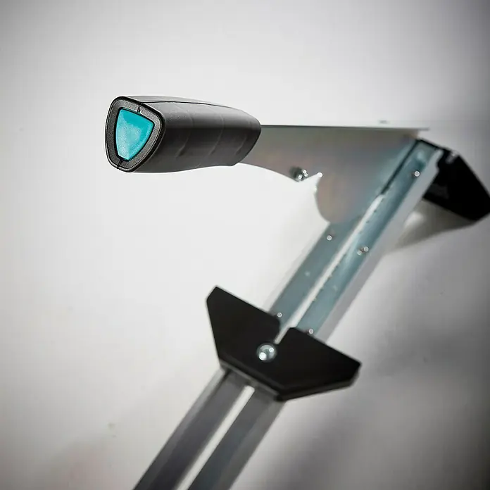 Wolfcraft Laminatschneider LC 600 - Geeignet für: Laminat, Schnittbreite: 465 mm, Material: Aluminium - Nahaufnahme einer Teleskop-Griffverlängerung mit ergonomischem Griff und Metallschaft, ideal für Malerarbeiten.