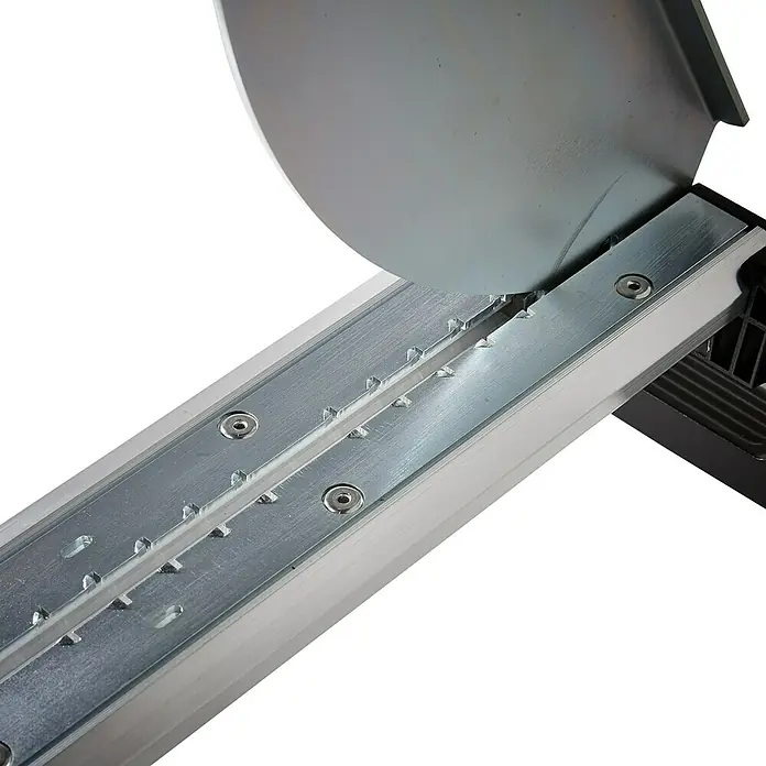 Wolfcraft Laminatschneider LC 600 - Geeignet für: Laminat, Schnittbreite: 465 mm, Material: Aluminium - Detailaufnahme einer Schneidemaschine mit Schutzvorrichtung und Schnittlinienführung.