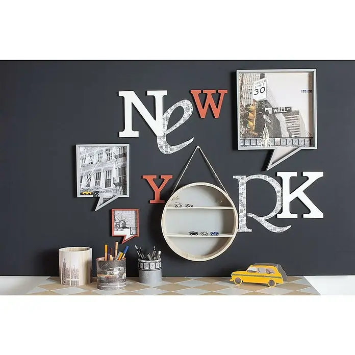 Artemio Letra - 1,3 cm, Madera, Natural/marrón claro, 16 ud. - Decoración de pared con letras "New York", imágenes y estantes, creando un ambiente temático de Nueva York.