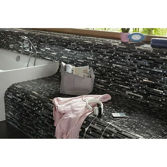 Mosaikfliese Crystal Mix - 29,8 x 33,8 cm, Schwarz, Glänzend - Ein stilvolles Badezimmer mit einer schwarzen Mosaikfliesenwand, einer Badewanne und persönlichen Gegenständen.