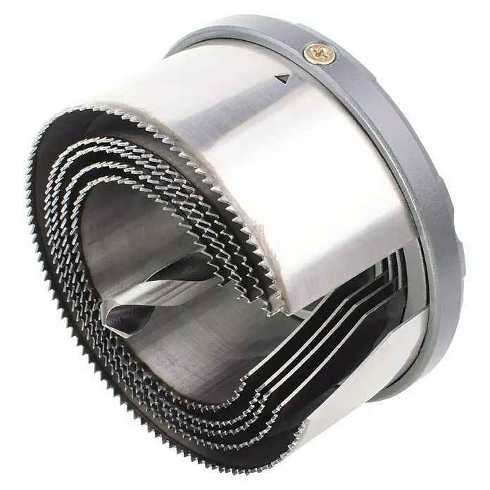 Wolfcraft Mehrkranzlochsäge - 5 -tlg., Arbeitsdurchmesser: 60 mm - 95 mm, Schnitttiefe: 40 mm - Nahaufnahme einer verstellbaren Lochsäge mit gezahnten Kanten und Zentrierbohrer, die ein präzises Schneiden in verschiedenen Größen ermöglicht.