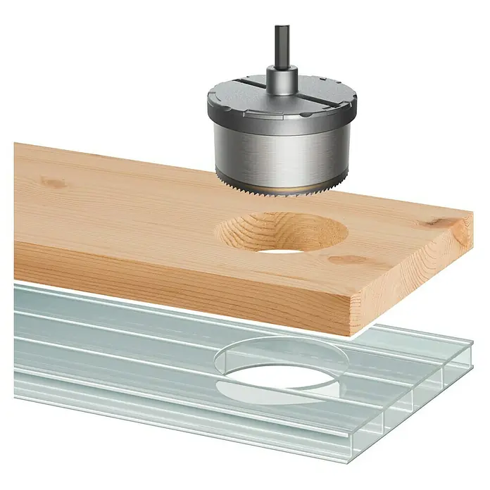 Wolfcraft Mehrkranzlochsäge - 5 -tlg., Arbeitsdurchmesser: 60 mm - 95 mm, Schnitttiefe: 40 mm - Ein Lochschneider bohrt ein Loch in ein Holzbrett, während darunter eine Kunststoffplatte mit einem Loch liegt.