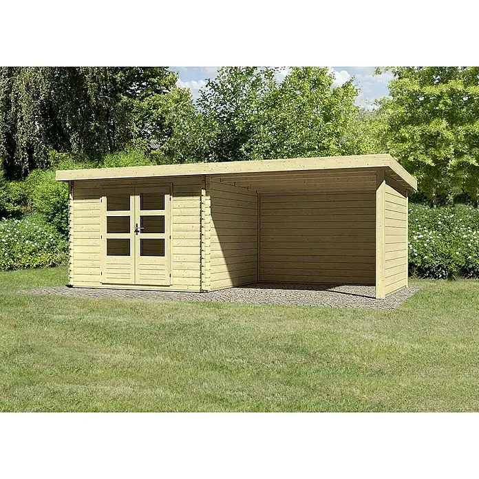 Karibu Gartenhaus Bastrup 5 - Außenmaß inkl. Dachüberstand (B x T): 614 x 333 cm, Holz, Natur, Mit Seitendach, Rück- und Seitenwand - Ein helles Holzgartenhaus mit Doppeltüren und einem offenen Anbau, umgeben von Rasen und Bäumen, ideal für Gartenliebhaber.