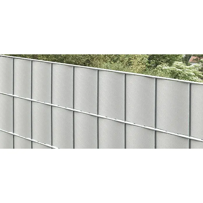 Floraworld Sichtschutzstreifen - 19 x 201 cm, Silbergrau - Nahaufnahme eines modernen, grauen Doppelstabmattenzauns, der Privatsphäre bietet und sich in die grüne Umgebung einfügt.