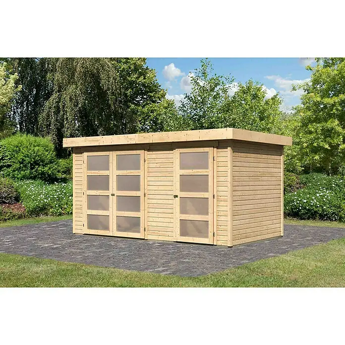 Karibu Gartenhaus Mühlentrup 1 - Außenmaß inkl. Dachüberstand (B x T): 428 x 238 cm, Holz, Natur - Ein geräumiger Holzschuppen mit transparenten Türen steht auf einer gepflasterten Fläche, umgeben von üppigem Grün. Praktische Aufbewahrung für den Garten.