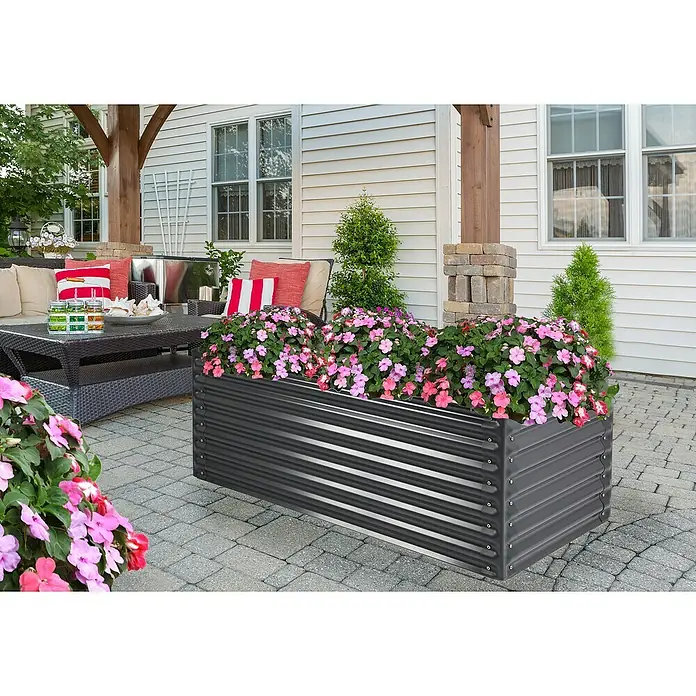 Floraworld Hochbeet Welle - 60 x 150 x 60 cm, Stahl, Anthrazit - Ein graues, erhöhtes Gartenbeet aus Metall mit bunten Blumen, das eine stilvolle und praktische Lösung für Ihren Garten darstellt.