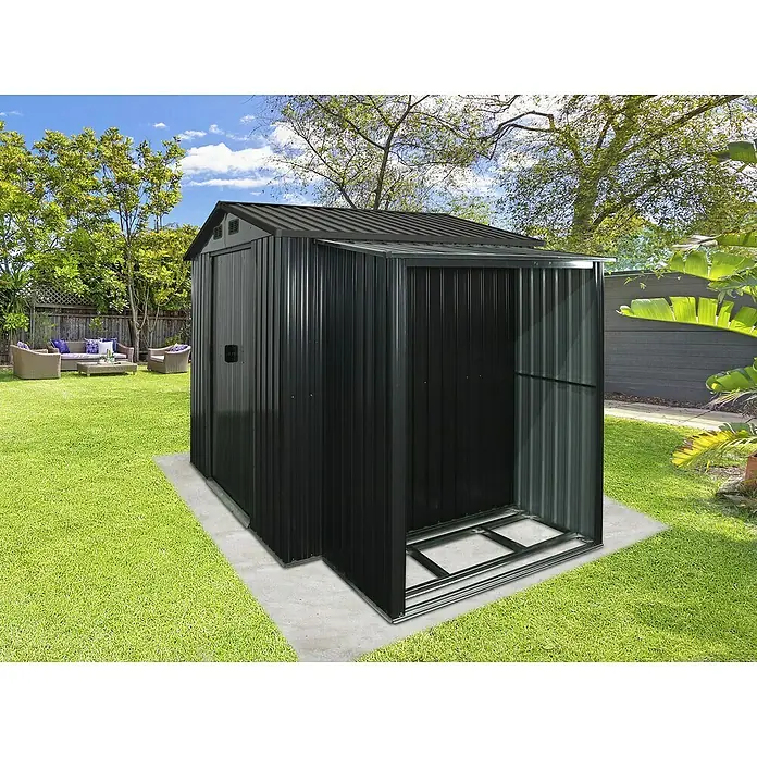 Floraworld Kaminholzanbau - Passend für: floraworld Gerätehäuser mit Sattel- oder Pultdach - Bild eines schwarzen Metall-Gartenschuppens mit geöffneter Tür auf einer Rasenfläche, ideal zur Aufbewahrung von Gartengeräten und -möbeln.