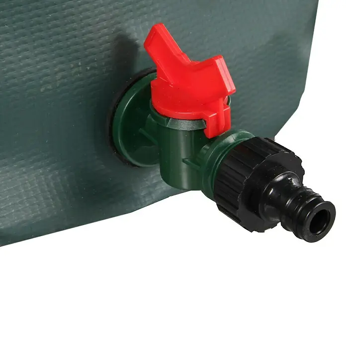 Regentonne faltbar - 250 l, Grün, 1 Stk. - Nahaufnahme des Wasserhahn-Details eines Wasserbehälters, der eine rote Kappe und einen schwarzen Anschluss für Schläuche aufweist.