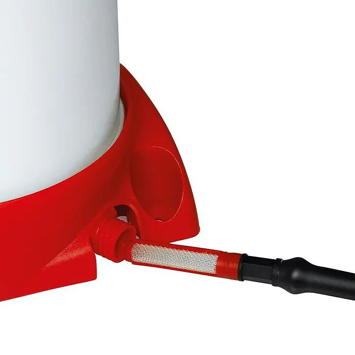 Mesto Drucksprühgerät Primer - 5 l - Detailansicht eines Gartensprühgeräts mit roter Basis und weißem Behälter, mit Fokus auf den Schlauchanschluss.