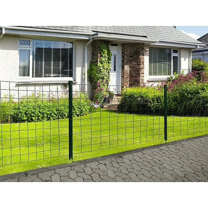 Floraworld Zaunpfosten-Set - Länge: 34 mm - Grüner Maschendrahtzaun umgibt einen gepflegten Garten vor einem Haus.