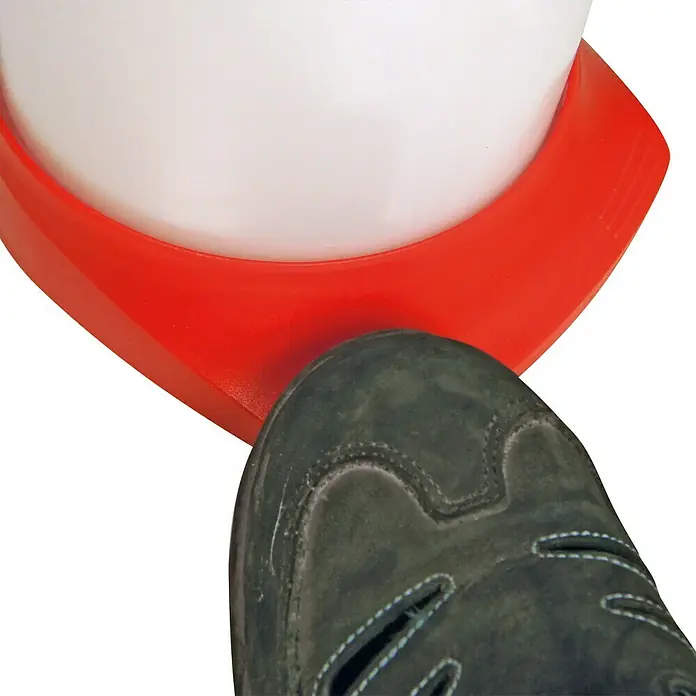 Mesto Drucksprühgerät Primer - 5 l - Detailaufnahme einer Fußbedienung, die einen Abfallbehälter mit Fußpedal zeigt, wobei ein Schuh auf dem Pedal positioniert ist.
