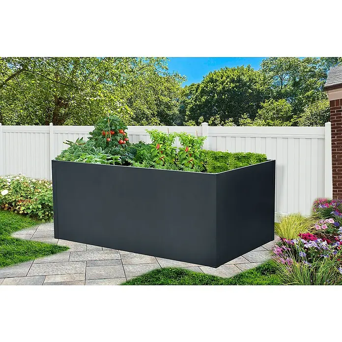 Floraworld Hochbeet Twin-Wall - 90 x 180 x 76 cm, Stahl, Anthrazit - Schwarzes Hochbeet mit Pflanzen wie Tomaten und Paprika. Das Beet steht auf einem gepflasterten Untergrund und ist von Blumen umgeben.