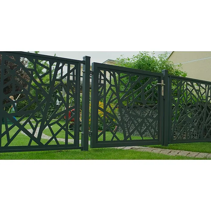 Floraworld Zauntor Amsterdam - 120 x 100 cm, Anthrazit, Aluminium, Zum Aufdübeln - Elegantes Gartentor aus anthrazitfarbenem Metall mit modernem, abstraktem Ausschnittmuster. Die Tür ist leicht geöffnet und gibt den Blick auf den Garten frei.