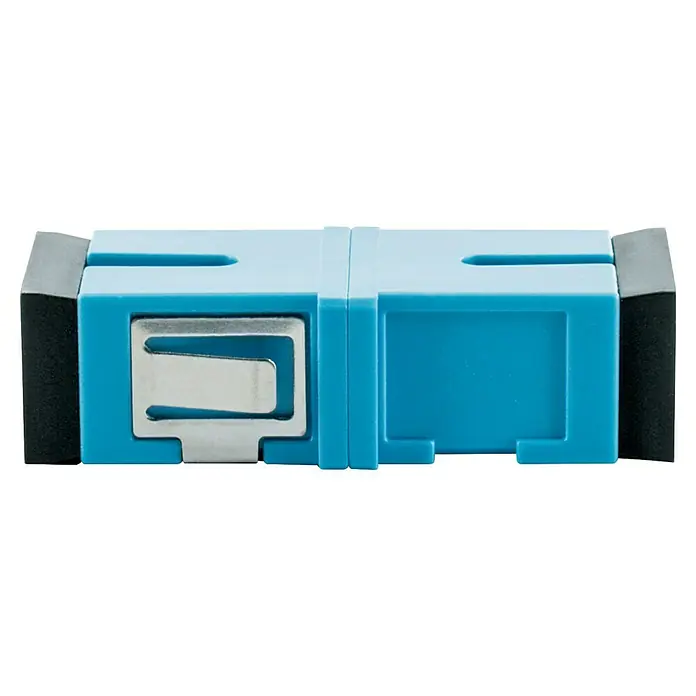 Schwaiger Adapter SC Glasfaser Duplex o. Flagge - 1 Stk. - Nahaufnahme eines blau-weißen SC/APC-Glasfaseradapters mit Metallclip und grauen Endstücken für die Kabelverbindung.