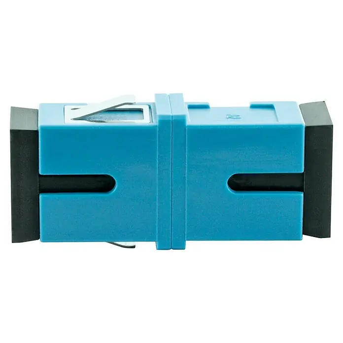 Schwaiger Adapter SC Glasfaser Duplex o. Flagge - 1 Stk. - Nahaufnahme eines blauen Glasfaser-Adapters mit schwarzen Schutzkappen an beiden Enden. Der Adapter ist sauber und gut beleuchtet.