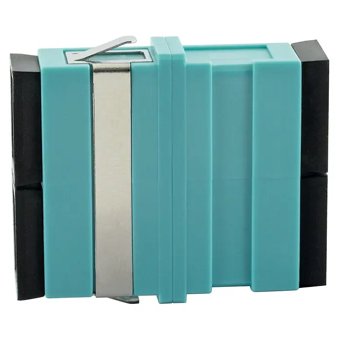 Schwaiger Glasfaser-Netzwerkkabel Verbinder LC Adapter o. Flagge - 2-fach, Blau/Schwarz - Nahaufnahme eines türkisfarbenen SC/APC-Glasfaser-Schnellverbinders mit schwarzer Staubschutzkappe und einem Metallclip.
