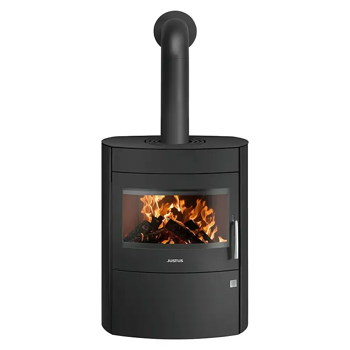 Justus Kaminofen Agero 2.0 - 7 kW, Raumheizvermögen: 144 m³, Material Verkleidung: Stahl, Schwarz - Schwarzer Justus Kaminofen mit brennendem Holz im Inneren, ideal für gemütliche Wärme und stilvolles Design in Ihrem Zuhause.