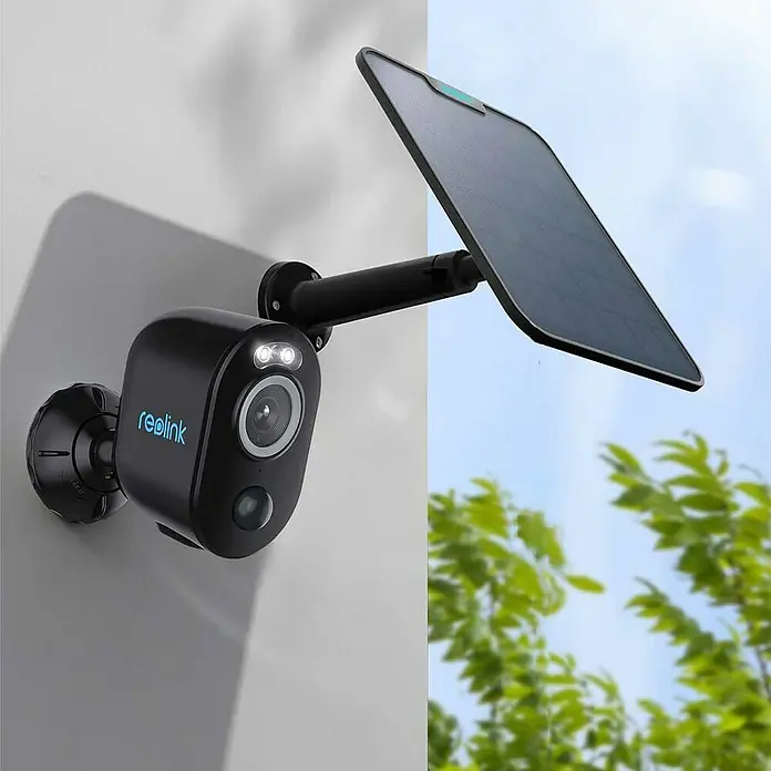 Reolink Akku-Überwachungskamera Argus Series B330 - B -  - Reolink Argus Überwachungskamera mit Solarpanel an einer Wand montiert, die eine zuverlässige und umweltfreundliche Sicherheitslösung bietet.