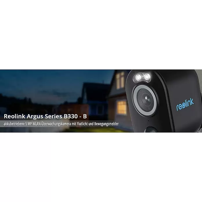Reolink Akku-Überwachungskamera Argus Series B330 - B -  - Schwarze Reolink Argus B330 Überwachungskamera mit Flutlicht und Linse, vor verschwommenem Haus bei Dämmerung.